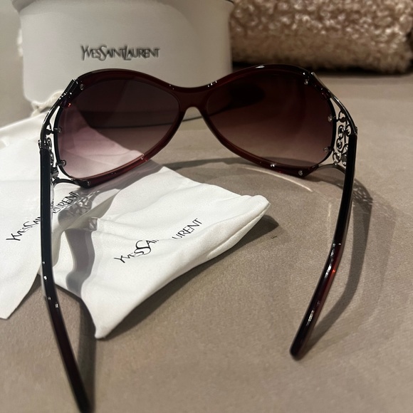 Yves Saint Laurent woman’s sunglasses. - Picture 4 of 9